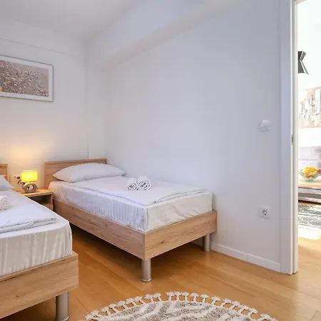 Perla With Free Parking Apartament